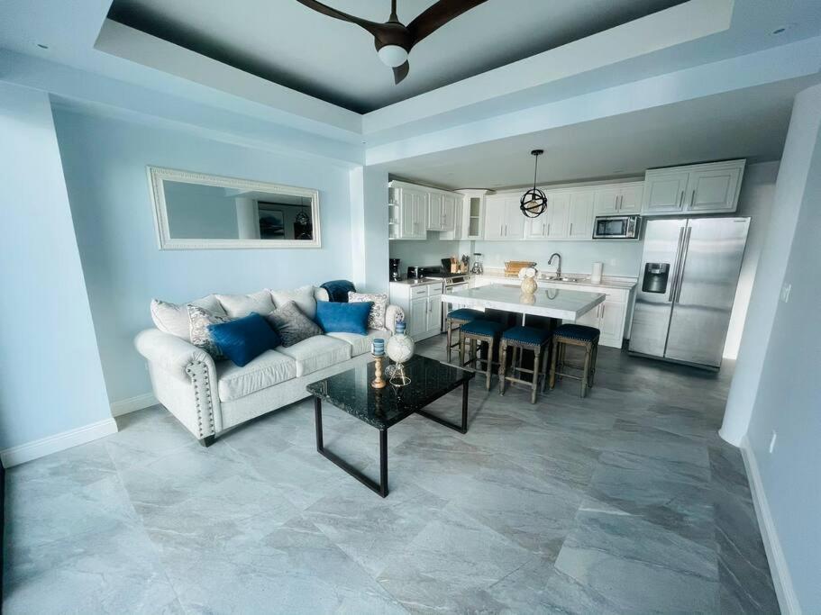 Triton'S Playhouse Beachfront Primo Tapia المظهر الخارجي الصورة
